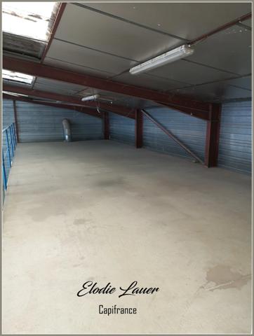 Murs commerciaux sur un axe passant