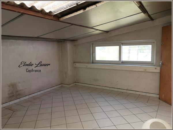 Murs commerciaux sur un axe passant