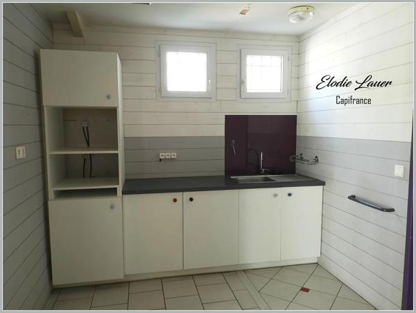 Murs commerciaux sur un axe passant