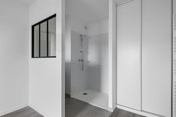 appartement T3 neuf à vendre ROUEN rive droite, surface hab 65 m2 + balcon 7.72 m2 + 2 places de parking.