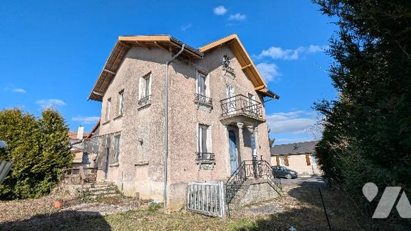 Maison d'habitation de 4 pièces (110 m²), garage et terrain.
Contenance totale 578 m².