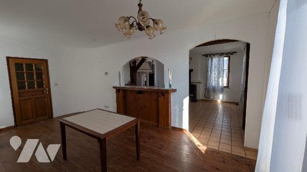 Maison d'habitation de 4 pièces (110 m²), garage et terrain.
Contenance totale 578 m².