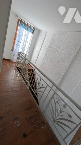 Maison d'habitation de 4 pièces (110 m²), garage et terrain.
Contenance totale 578 m².