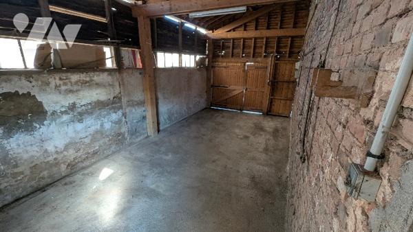 Maison d'habitation de 4 pièces (110 m²), garage et terrain.
Contenance totale 578 m².