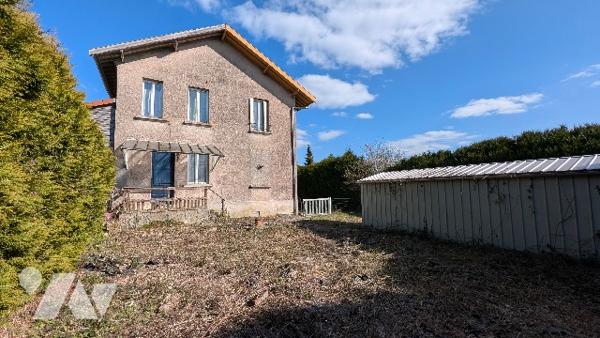 Maison d'habitation de 4 pièces (110 m²), garage et terrain.
Contenance totale 578 m².