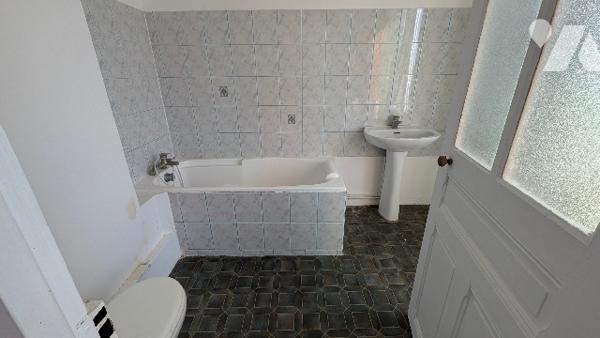 Maison d'habitation de 4 pièces (110 m²), garage et terrain.
Contenance totale 578 m².