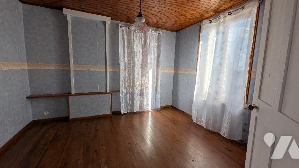 Maison d'habitation de 4 pièces (110 m²), garage et terrain.
Contenance totale 578 m².