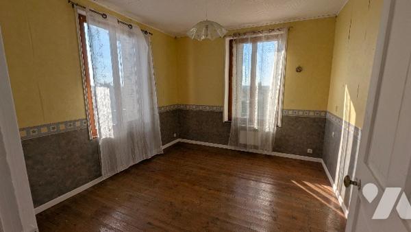 Maison d'habitation de 4 pièces (110 m²), garage et terrain.
Contenance totale 578 m².