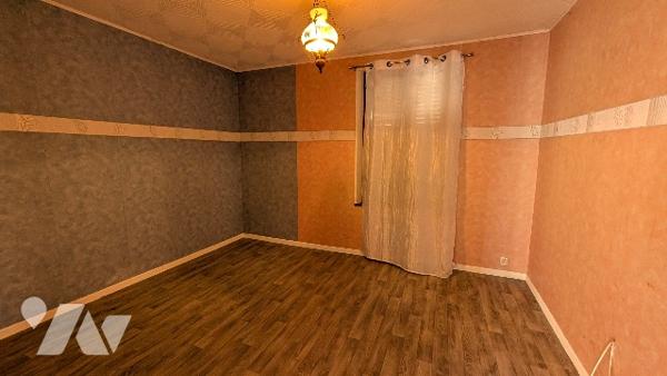 Maison d'habitation de 4 pièces (110 m²), garage et terrain.
Contenance totale 578 m².