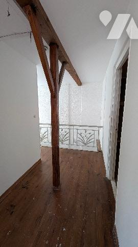 Maison d'habitation de 4 pièces (110 m²), garage et terrain.
Contenance totale 578 m².