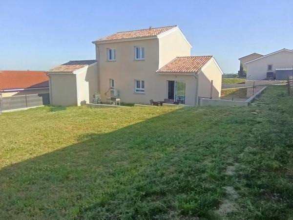Idéalement située à Hurigny, cette maison individuelle de 2024 est idéale pour une famille
