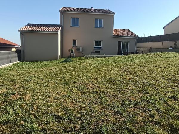 Idéalement située à Hurigny, cette maison individuelle de 2024 est idéale pour une famille