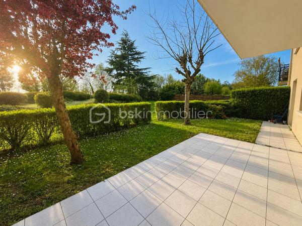 SAINT-SÉBASTIEN-SUR-LOIRE – Centre-ville – Appartement T3 avec jardin privatif et garage

À seulement quelques pas des commerces, des transports et de toutes les commodités, découvrez cet agréable appartement T3 de 69m², situé en rez-de-chaussée d’une résidence bien entretenue.

Dès l’entrée, vous serez séduits par une distribution fonctionnelle et des volumes confortables. La pièce de vie de près de 26 m², baignée de lumière, s’ouvre sur un jardin privatif, véritable prolongement de l’espace de vie, idéal pour profiter des beaux jours.

La cuisine aménagée et équipée est indépendante et peut facilement devenir un espace convivial au quotidien.

L’espace nuit comprend deux chambres, une salle de bains, des toilettes séparés.

Un garage fermé en sous-sol vient compléter ce bien. 

Les + du bien :

* Emplacement recherché, proche de toutes les commodités
* Jardin privatif
* Belle pièce de vie lumineuse
* Cuisine aménagée et équipée
* Garage fermé en sous-sol
* Double vitrage et volets roulants électriques

Un appartement idéal pour un premier achat, un couple, une petite famille ou un investissement patrimonial.

Une visite s’impose pour découvrir tout son potentiel !