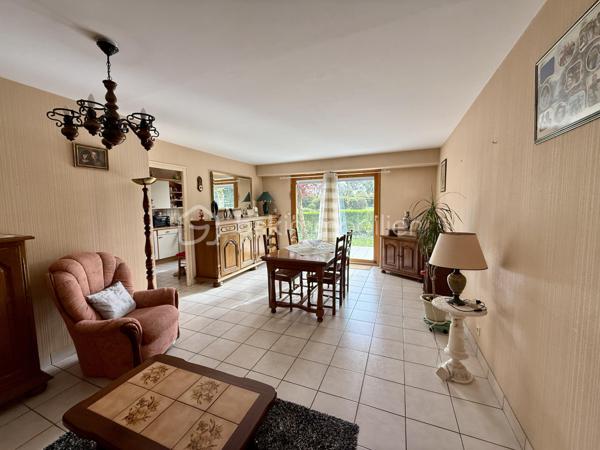 SAINT-SÉBASTIEN-SUR-LOIRE – Centre-ville – Appartement T3 avec jardin privatif et garage

À seulement quelques pas des commerces, des transports et de toutes les commodités, découvrez cet agréable appartement T3 de 69m², situé en rez-de-chaussée d’une résidence bien entretenue.

Dès l’entrée, vous serez séduits par une distribution fonctionnelle et des volumes confortables. La pièce de vie de près de 26 m², baignée de lumière, s’ouvre sur un jardin privatif, véritable prolongement de l’espace de vie, idéal pour profiter des beaux jours.

La cuisine aménagée et équipée est indépendante et peut facilement devenir un espace convivial au quotidien.

L’espace nuit comprend deux chambres, une salle de bains, des toilettes séparés.

Un garage fermé en sous-sol vient compléter ce bien. 

Les + du bien :

* Emplacement recherché, proche de toutes les commodités
* Jardin privatif
* Belle pièce de vie lumineuse
* Cuisine aménagée et équipée
* Garage fermé en sous-sol
* Double vitrage et volets roulants électriques

Un appartement idéal pour un premier achat, un couple, une petite famille ou un investissement patrimonial.

Une visite s’impose pour découvrir tout son potentiel !