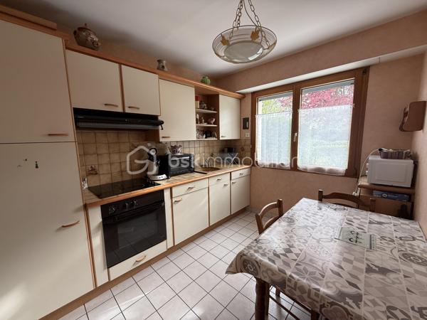 SAINT-SÉBASTIEN-SUR-LOIRE – Centre-ville – Appartement T3 avec jardin privatif et garage

À seulement quelques pas des commerces, des transports et de toutes les commodités, découvrez cet agréable appartement T3 de 69m², situé en rez-de-chaussée d’une résidence bien entretenue.

Dès l’entrée, vous serez séduits par une distribution fonctionnelle et des volumes confortables. La pièce de vie de près de 26 m², baignée de lumière, s’ouvre sur un jardin privatif, véritable prolongement de l’espace de vie, idéal pour profiter des beaux jours.

La cuisine aménagée et équipée est indépendante et peut facilement devenir un espace convivial au quotidien.

L’espace nuit comprend deux chambres, une salle de bains, des toilettes séparés.

Un garage fermé en sous-sol vient compléter ce bien. 

Les + du bien :

* Emplacement recherché, proche de toutes les commodités
* Jardin privatif
* Belle pièce de vie lumineuse
* Cuisine aménagée et équipée
* Garage fermé en sous-sol
* Double vitrage et volets roulants électriques

Un appartement idéal pour un premier achat, un couple, une petite famille ou un investissement patrimonial.

Une visite s’impose pour découvrir tout son potentiel !