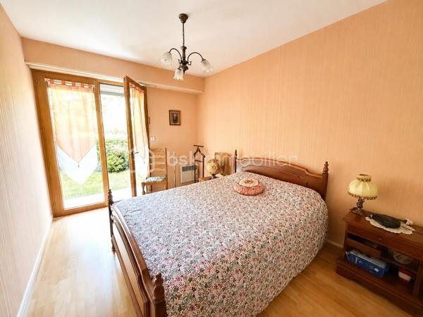 SAINT-SÉBASTIEN-SUR-LOIRE – Centre-ville – Appartement T3 avec jardin privatif et garage

À seulement quelques pas des commerces, des transports et de toutes les commodités, découvrez cet agréable appartement T3 de 69m², situé en rez-de-chaussée d’une résidence bien entretenue.

Dès l’entrée, vous serez séduits par une distribution fonctionnelle et des volumes confortables. La pièce de vie de près de 26 m², baignée de lumière, s’ouvre sur un jardin privatif, véritable prolongement de l’espace de vie, idéal pour profiter des beaux jours.

La cuisine aménagée et équipée est indépendante et peut facilement devenir un espace convivial au quotidien.

L’espace nuit comprend deux chambres, une salle de bains, des toilettes séparés.

Un garage fermé en sous-sol vient compléter ce bien. 

Les + du bien :

* Emplacement recherché, proche de toutes les commodités
* Jardin privatif
* Belle pièce de vie lumineuse
* Cuisine aménagée et équipée
* Garage fermé en sous-sol
* Double vitrage et volets roulants électriques

Un appartement idéal pour un premier achat, un couple, une petite famille ou un investissement patrimonial.

Une visite s’impose pour découvrir tout son potentiel !