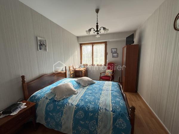 SAINT-SÉBASTIEN-SUR-LOIRE – Centre-ville – Appartement T3 avec jardin privatif et garage

À seulement quelques pas des commerces, des transports et de toutes les commodités, découvrez cet agréable appartement T3 de 69m², situé en rez-de-chaussée d’une résidence bien entretenue.

Dès l’entrée, vous serez séduits par une distribution fonctionnelle et des volumes confortables. La pièce de vie de près de 26 m², baignée de lumière, s’ouvre sur un jardin privatif, véritable prolongement de l’espace de vie, idéal pour profiter des beaux jours.

La cuisine aménagée et équipée est indépendante et peut facilement devenir un espace convivial au quotidien.

L’espace nuit comprend deux chambres, une salle de bains, des toilettes séparés.

Un garage fermé en sous-sol vient compléter ce bien. 

Les + du bien :

* Emplacement recherché, proche de toutes les commodités
* Jardin privatif
* Belle pièce de vie lumineuse
* Cuisine aménagée et équipée
* Garage fermé en sous-sol
* Double vitrage et volets roulants électriques

Un appartement idéal pour un premier achat, un couple, une petite famille ou un investissement patrimonial.

Une visite s’impose pour découvrir tout son potentiel !