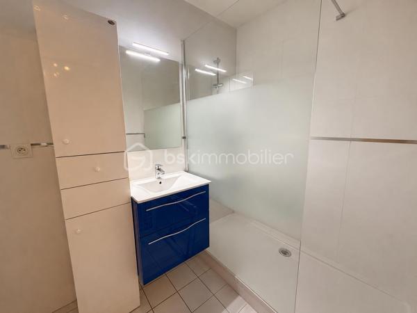 SAINT-SÉBASTIEN-SUR-LOIRE – Centre-ville – Appartement T3 avec jardin privatif et garage

À seulement quelques pas des commerces, des transports et de toutes les commodités, découvrez cet agréable appartement T3 de 69m², situé en rez-de-chaussée d’une résidence bien entretenue.

Dès l’entrée, vous serez séduits par une distribution fonctionnelle et des volumes confortables. La pièce de vie de près de 26 m², baignée de lumière, s’ouvre sur un jardin privatif, véritable prolongement de l’espace de vie, idéal pour profiter des beaux jours.

La cuisine aménagée et équipée est indépendante et peut facilement devenir un espace convivial au quotidien.

L’espace nuit comprend deux chambres, une salle de bains, des toilettes séparés.

Un garage fermé en sous-sol vient compléter ce bien. 

Les + du bien :

* Emplacement recherché, proche de toutes les commodités
* Jardin privatif
* Belle pièce de vie lumineuse
* Cuisine aménagée et équipée
* Garage fermé en sous-sol
* Double vitrage et volets roulants électriques

Un appartement idéal pour un premier achat, un couple, une petite famille ou un investissement patrimonial.

Une visite s’impose pour découvrir tout son potentiel !