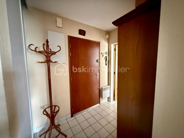 SAINT-SÉBASTIEN-SUR-LOIRE – Centre-ville – Appartement T3 avec jardin privatif et garage

À seulement quelques pas des commerces, des transports et de toutes les commodités, découvrez cet agréable appartement T3 de 69m², situé en rez-de-chaussée d’une résidence bien entretenue.

Dès l’entrée, vous serez séduits par une distribution fonctionnelle et des volumes confortables. La pièce de vie de près de 26 m², baignée de lumière, s’ouvre sur un jardin privatif, véritable prolongement de l’espace de vie, idéal pour profiter des beaux jours.

La cuisine aménagée et équipée est indépendante et peut facilement devenir un espace convivial au quotidien.

L’espace nuit comprend deux chambres, une salle de bains, des toilettes séparés.

Un garage fermé en sous-sol vient compléter ce bien. 

Les + du bien :

* Emplacement recherché, proche de toutes les commodités
* Jardin privatif
* Belle pièce de vie lumineuse
* Cuisine aménagée et équipée
* Garage fermé en sous-sol
* Double vitrage et volets roulants électriques

Un appartement idéal pour un premier achat, un couple, une petite famille ou un investissement patrimonial.

Une visite s’impose pour découvrir tout son potentiel !