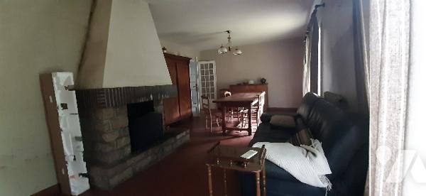 Pavillon avec sous-sol enterré proche lac se composant de 3 chs, hangar et terrain