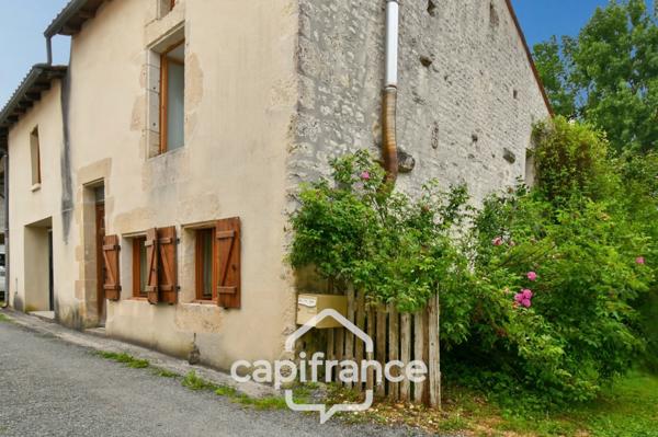Maison charentaise à vendre 4 pièces LES EGLISES D'ARGENTEUIL (17)avec garage sur 1089m² de jardin arboré