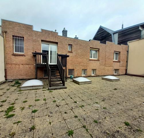 Appartement
                                                                                                                                                                                                                                                                                                                        4 pièce(s)                                                                                                                                                                                                          3 chambre(s)                                                                                                                                                                                                          151  m²
