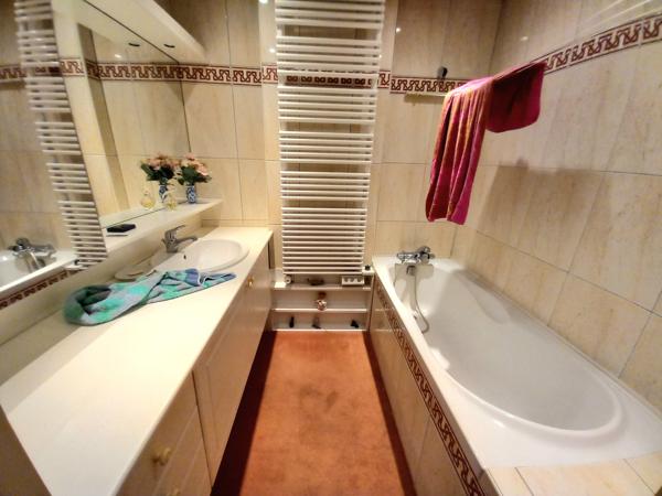 Appartement
                                                                                                                                                                                                                                                                                                                        4 pièce(s)                                                                                                                                                                                                          3 chambre(s)                                                                                                                                                                                                          151  m²