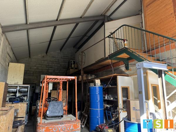 Secteur Sauveterre de Comminges : Hangar professionnel; 1 hectare et demi de terres et bois.