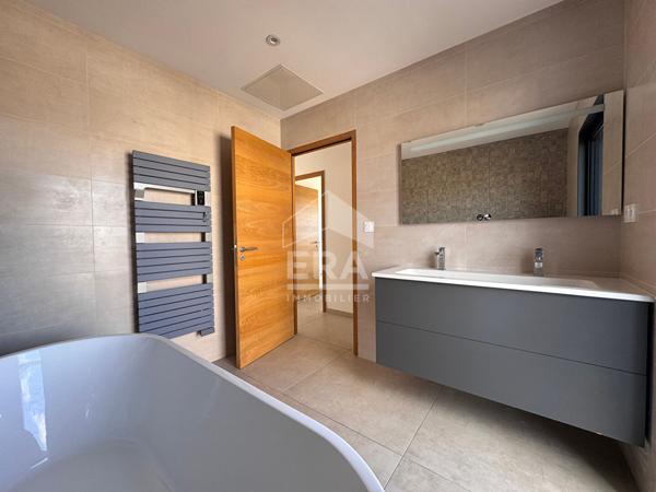 Maison Pia 5 pièce(s) 150 m2 + hangars commerciaux