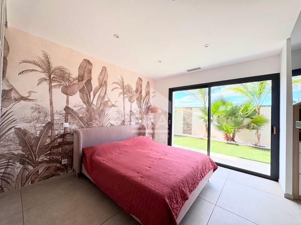 Maison Pia 5 pièce(s) 150 m2 + hangars commerciaux