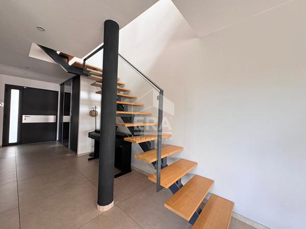 Maison Pia 5 pièce(s) 150 m2 + hangars commerciaux