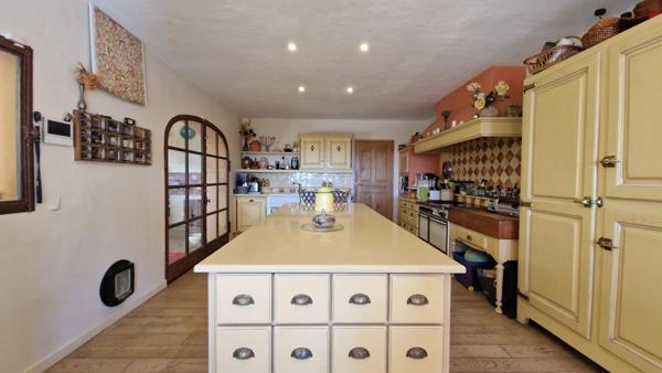 Grambois (84240) Domaine d’exception avec vue panoramique sur la vallée d’Aigues et la Sainte-Victoire