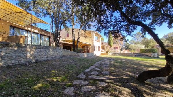 Grambois (84240) Domaine d’exception avec vue panoramique sur la vallée d’Aigues et la Sainte-Victoire