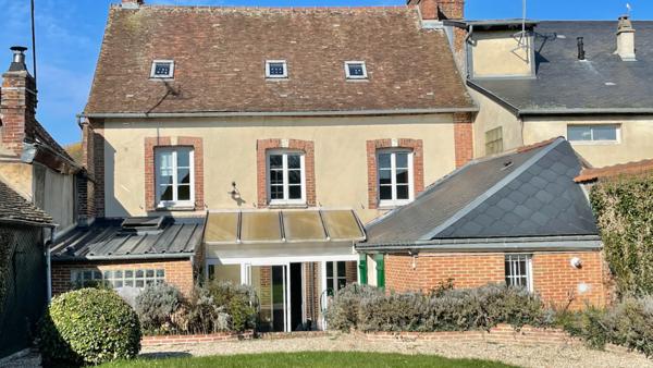 Maison
                                                                                                                                                                                                                                                                                                                        6 pièce(s)                                                                                                                                                                                                          3 chambre(s)                                                                                                                                                                                                          125  m²
