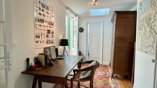 Maison
                                                                                                                                                                                                                                                                                                                        6 pièce(s)                                                                                                                                                                                                          3 chambre(s)                                                                                                                                                                                                          125  m²