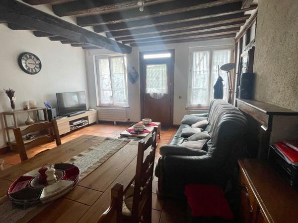 Maison de village
                                                                                                                                                                                                                                                                                                                        4 pièce(s)                                                                                                                                                                                                          2 chambre(s)                                                                                                                                                                                                          80  m²