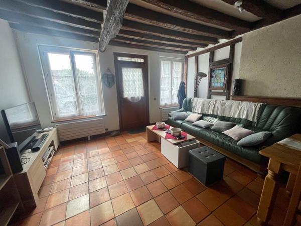 Maison de village
                                                                                                                                                                                                                                                                                                                        4 pièce(s)                                                                                                                                                                                                          2 chambre(s)                                                                                                                                                                                                          80  m²