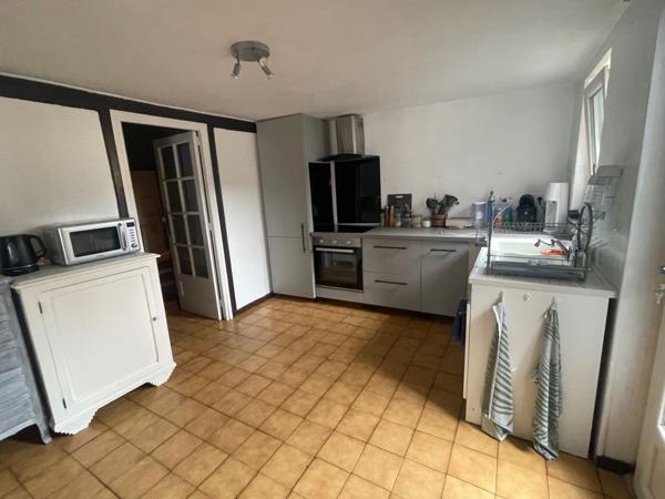 Maison de village
                                                                                                                                                                                                                                                                                                                        4 pièce(s)                                                                                                                                                                                                          2 chambre(s)                                                                                                                                                                                                          80  m²