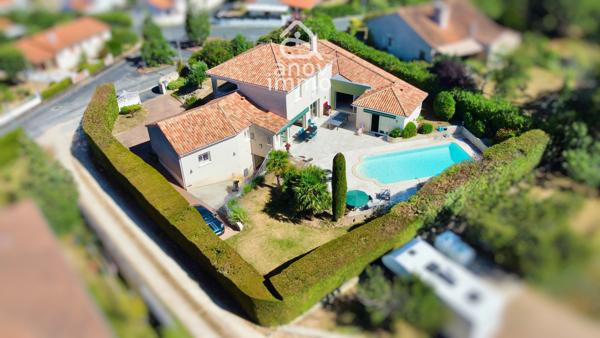 Villa
                                                                                                                                                                                                                                                                                                                        7 pièce(s)                                                                                                                                                                                                          4 chambre(s)                                                                                                                                                                                                          240  m²