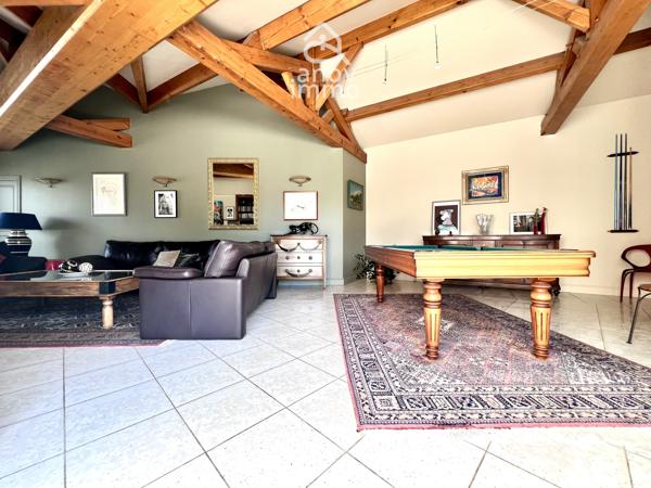 Villa
                                                                                                                                                                                                                                                                                                                        7 pièce(s)                                                                                                                                                                                                          4 chambre(s)                                                                                                                                                                                                          240  m²