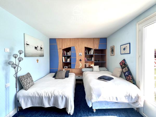 Villa
                                                                                                                                                                                                                                                                                                                        7 pièce(s)                                                                                                                                                                                                          4 chambre(s)                                                                                                                                                                                                          240  m²