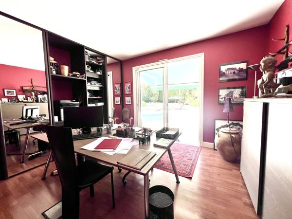 Villa
                                                                                                                                                                                                                                                                                                                        7 pièce(s)                                                                                                                                                                                                          4 chambre(s)                                                                                                                                                                                                          240  m²