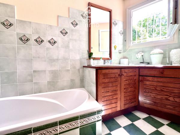 Villa
                                                                                                                                                                                                                                                                                                                        7 pièce(s)                                                                                                                                                                                                          4 chambre(s)                                                                                                                                                                                                          240  m²