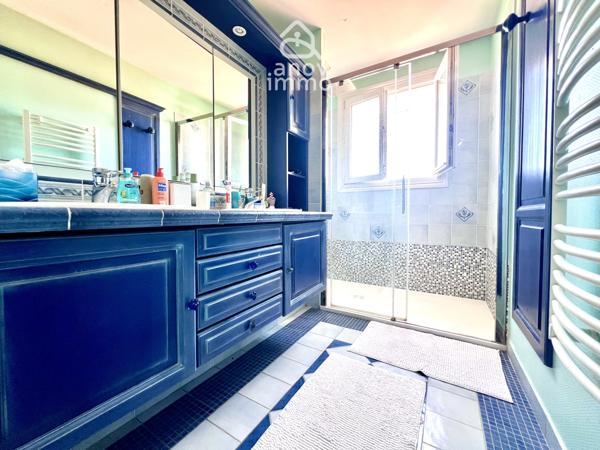 Villa
                                                                                                                                                                                                                                                                                                                        7 pièce(s)                                                                                                                                                                                                          4 chambre(s)                                                                                                                                                                                                          240  m²