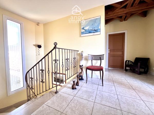 Villa
                                                                                                                                                                                                                                                                                                                        7 pièce(s)                                                                                                                                                                                                          4 chambre(s)                                                                                                                                                                                                          240  m²
