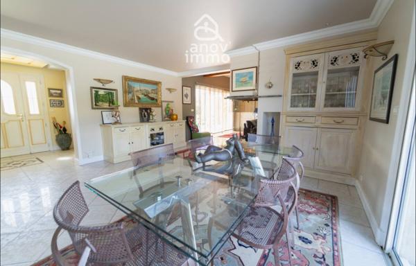 Villa
                                                                                                                                                                                                                                                                                                                        7 pièce(s)                                                                                                                                                                                                          4 chambre(s)                                                                                                                                                                                                          240  m²
