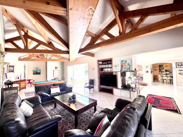 Villa
                                                                                                                                                                                                                                                                                                                        7 pièce(s)                                                                                                                                                                                                          4 chambre(s)                                                                                                                                                                                                          240  m²
