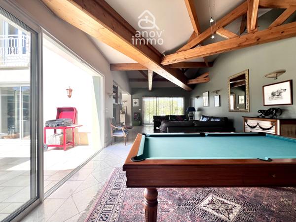 Villa
                                                                                                                                                                                                                                                                                                                        7 pièce(s)                                                                                                                                                                                                          4 chambre(s)                                                                                                                                                                                                          240  m²