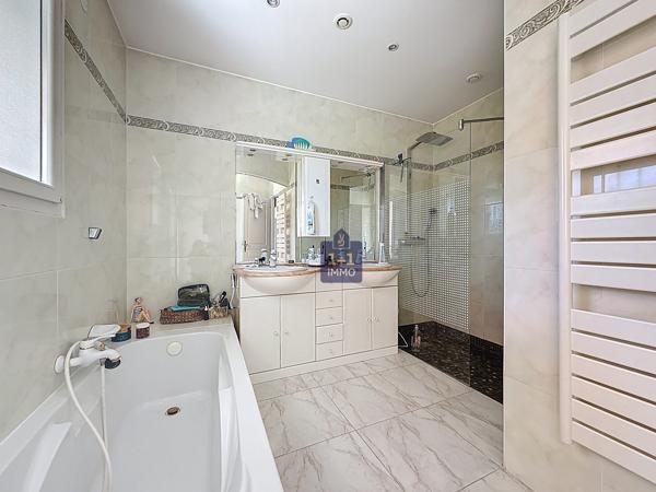 Superbe villa de plain-pied avec piscine