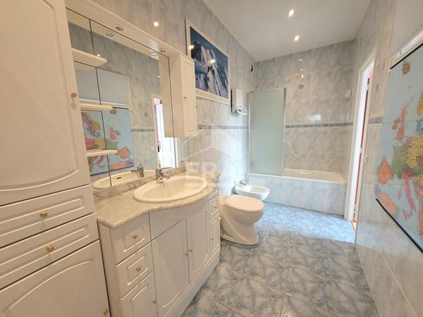 LOCATION PAU - UNIVERSITE: Appartement T5 de 166 m² avec terrasse, garage et 3 places de parking